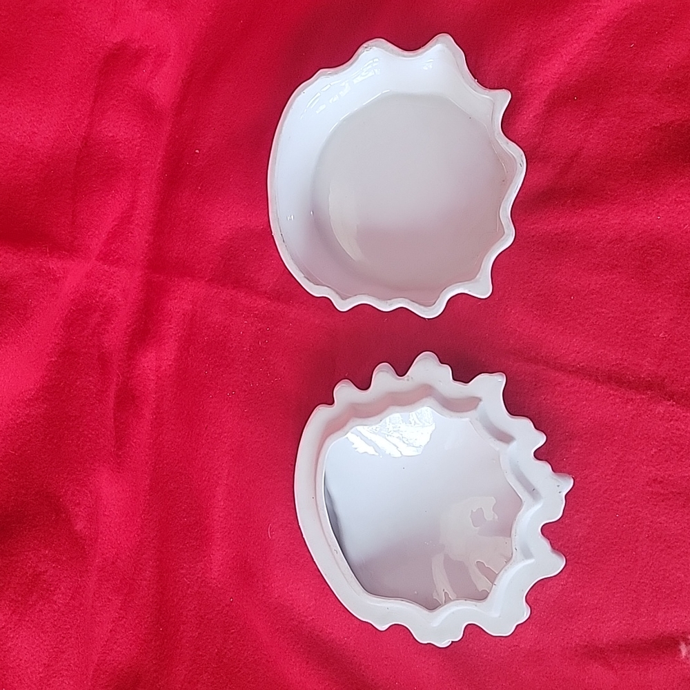 Vintage Lidded Shell Dish with Colonial Couple and Gold Outline - Picture 5 of 7